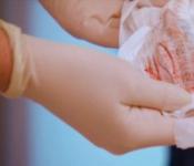 Почему возникают розовые выделения при беременности на ранних сроках