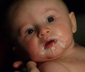 Почему грудной ребенок срыгивает после кормления: причины