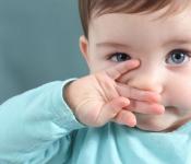 Промыть нос ребёнку: как это сделать и что использовать