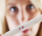 Розовые выделения при беременности на ранних сроках - возможные причины и последствия